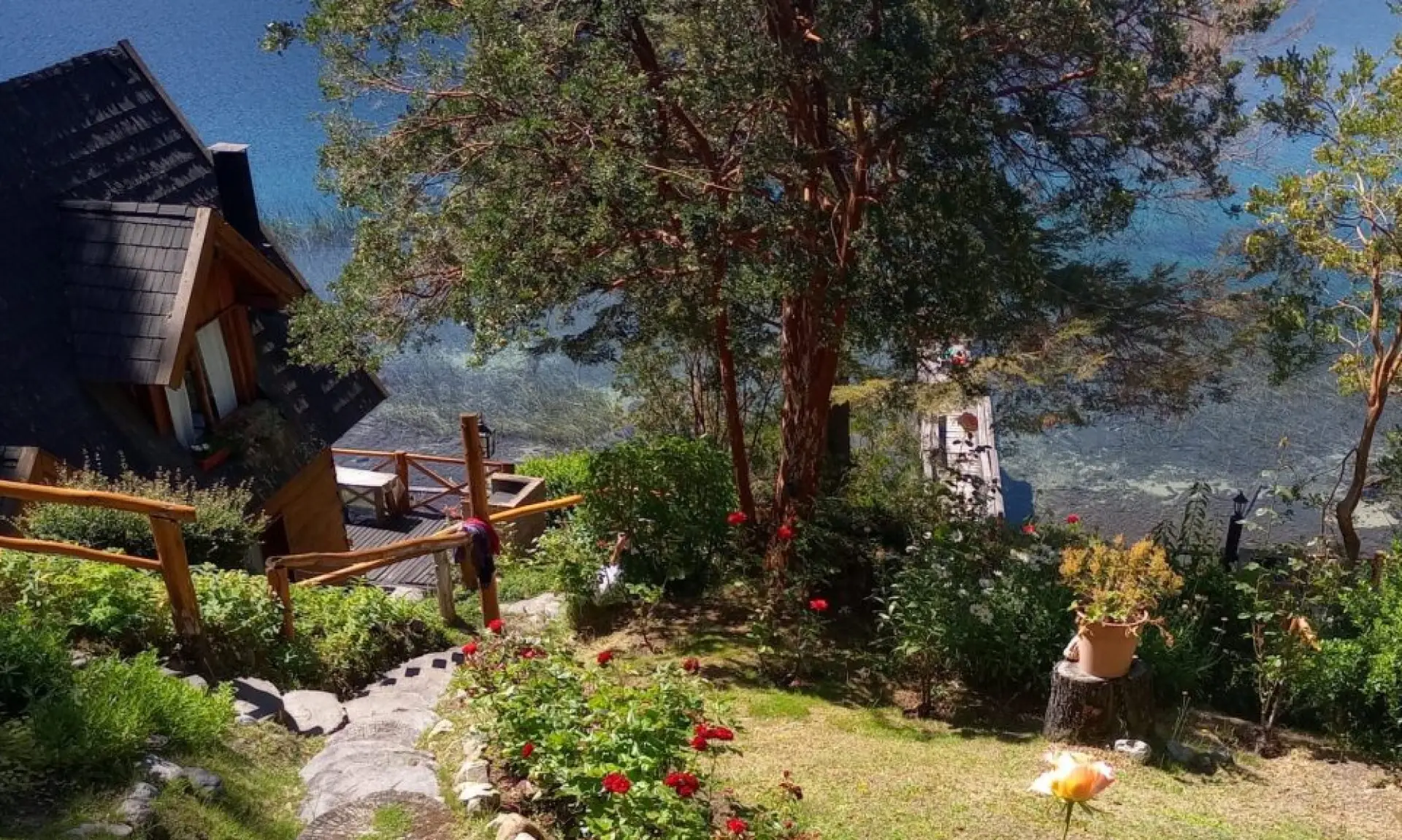 Cabañas sobre el lago correntoso con costa y muelle